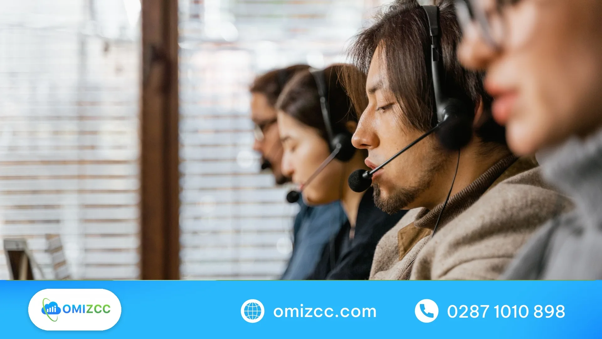 Đội tổng đài viên sẵn sàng nhận cuộc gọi khi khách bấm phím gặp nhân viên