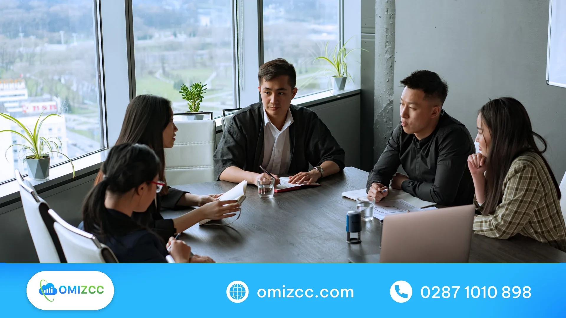 Đội chăm sóc khách hàng họp rà chỉ số sau khi tích hợp CRM